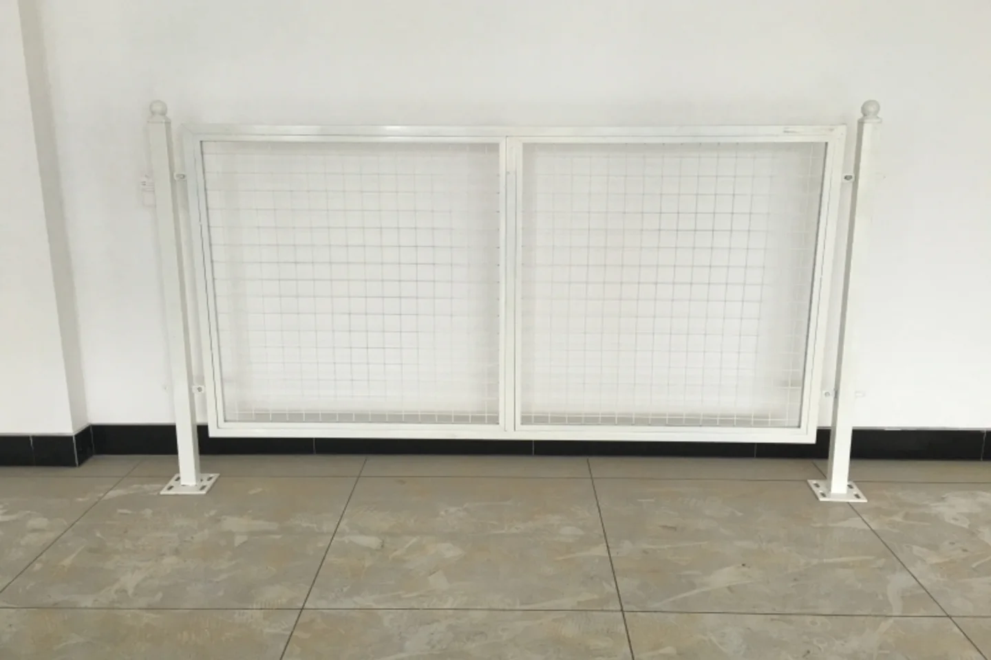 Double-Frame Seamless Mesh Fence
