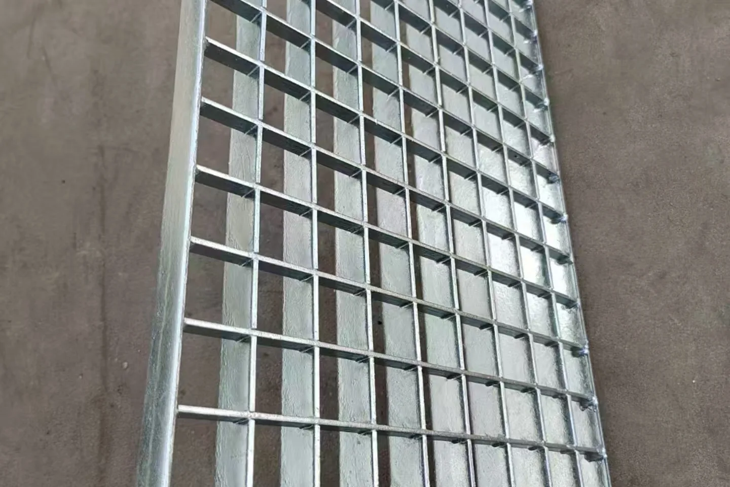 Steel grating bearing and cross bar detail